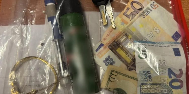 Νέο Ψυχικό: Χειροπέδες σε 18χρονο και 17χρονο – Κατηγορούνται για κλοπή, όπλα, ναρκωτικά και πλαστά χαρτονομίσματα – ΦΩΤΟ
