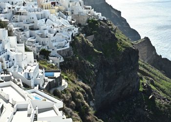 Σαντορίνη: Σε κατάσταση έκτακτης ανάγκης κηρύχθηκε ο Δήμος Θήρας μετά το μπαράζ σεισμών