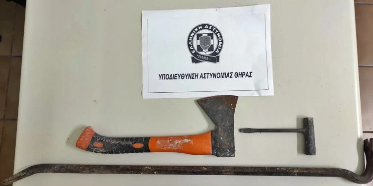 Σαντορίνη: 59χρονος προσπάθησε να διαρρήξει λεωφορείο ενώ το νησί «κουνιέται» από τους σεισμούς – ΒΙΝΤΕΟ – ΦΩΤΟ