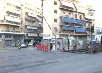 Σεπόλια: Συνελήφθη φύλακας γιατί άφησε ανοιχτές τις μπάρες του τρένου – Κινδύνευσε μοτοσυκλετιστής – ΒΙΝΤΕΟ