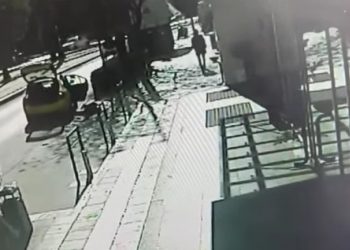 ΒΙΝΤΕΟ ΝΤΟΚΟΥΜΕΝΤΟ: Η στιγμή που ο «γκάνγκστερ» ταξιτζής παρασύρει επιβάτη για να την ληστέψει