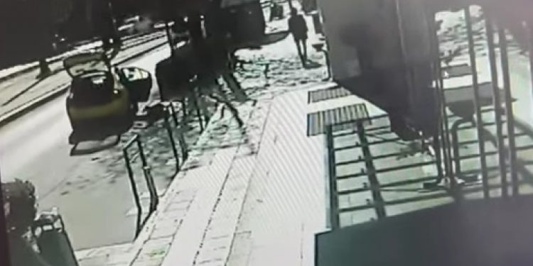ΒΙΝΤΕΟ ΝΤΟΚΟΥΜΕΝΤΟ: Η στιγμή που ο «γκάνγκστερ» ταξιτζής παρασύρει επιβάτη για να την ληστέψει