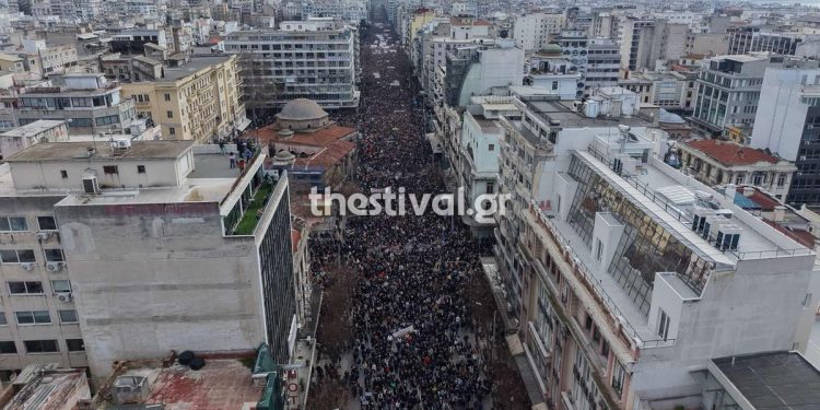 Ανθρώπινο ποτάμι στη Θεσσαλονίκη για τα Τέμπη – ΒΙΝΤΕΟ