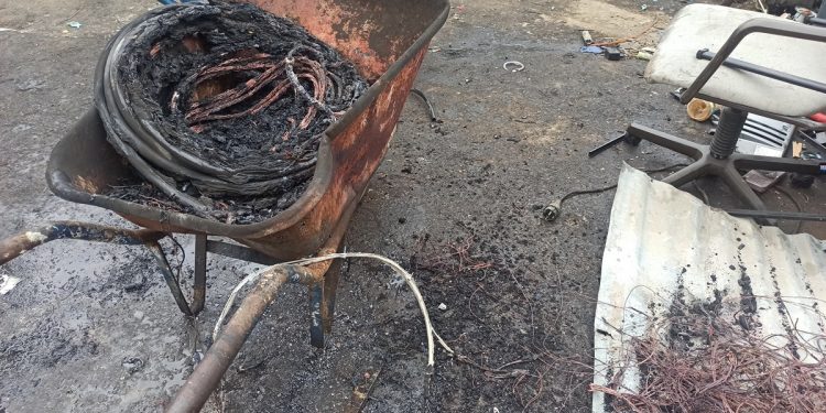 Θεσσαλονίκη: Έκαιγε πλαστικά καλώδια στην αυλή επιχείρησης για να πάρει τον χαλκό – ΦΩΤΟ