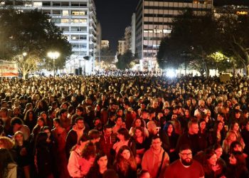 Γέμισε από κόσμο το Σύνταγμα στη συναυλία για τα Τέμπη – ΒΙΝΤΕΟ – ΦΩΤΟ