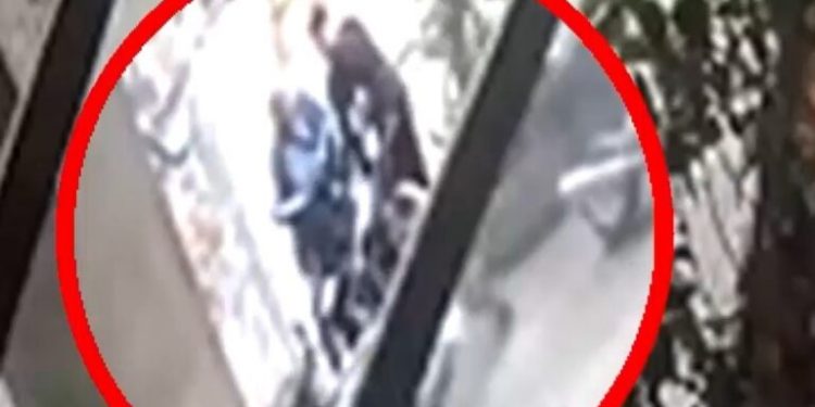Αθήνα: Τι δείχνουν τα πρώτα ευρήματα του ιατροδικαστή για τον θάνατο του αστέγου μέσα σε εστιατόριο