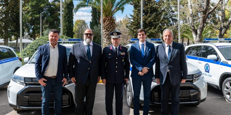 Ο εφοπλιστής Νικόλας Πατέρας δώρισε στην ΕΛΑΣ ακόμη 5 υβριδικά περιπολικά – ΦΩΤΟ