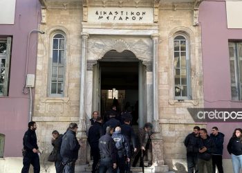 Απολογείται ο 44χρονος που πήγε να πατήσει με το αυτοκίνητο του ένα ζευγάρι για… 200 ευρώ