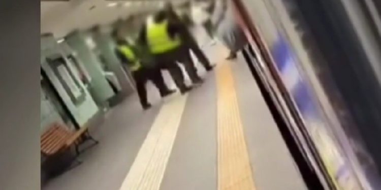 ΒΙΝΤΕΟ ΝΤΟΚΟΥΜΕΝΤΟ: Πορτοφολάς επιτίθεται με μπουνιές σε άνδρα της ασφάλειας στον ΗΣΑΠ
