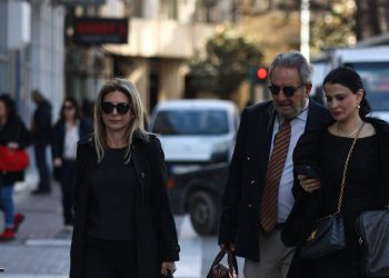 Τέμπη: Γονείς θυμάτων καταθέτουν για τη μήνυση κατά του εφέτη ανακριτή Σωτήρη Μπακαΐμη – ΦΩΤΟ