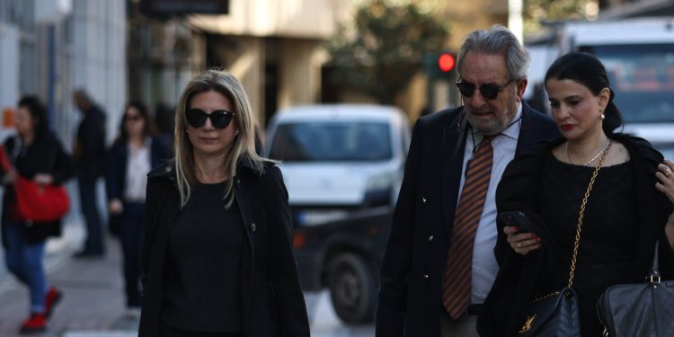Τέμπη: Γονείς θυμάτων καταθέτουν για τη μήνυση κατά του εφέτη ανακριτή Σωτήρη Μπακαΐμη – ΦΩΤΟ