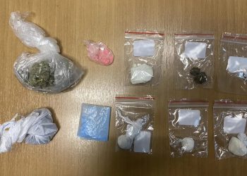 Χειροπέδες σε 2 άνδρες για ναρκωτικά – Ο ένας πήγε να το σκάσει και πέταξε την κοκαΐνη στον δρόμο – ΦΩΤΟ