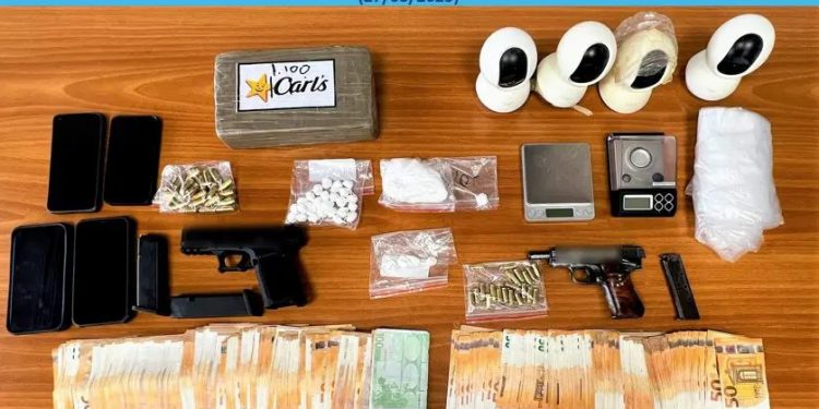 Στη «φάκα» του ελληνικού FBI δύο διακινητές κοκαΐνης – Το σπίτι καβάτζα, τα όπλα και τα μετρητά – ΒΙΝΤΕΟ – ΦΩΤΟ