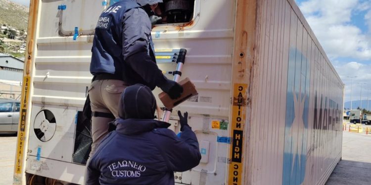 Πειραιάς: Πλούσιο φορτίο με μπανάνες και ….κοκαΐνη, αξίας 6 εκατ. ευρώ – ΦΩΤΟ