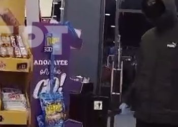 Η στιγμή που ληστής απειλεί με μαχαίρι υπαλλήλους μίνι μάρκετ στη Θεσσαλονίκη – ΒINTEO