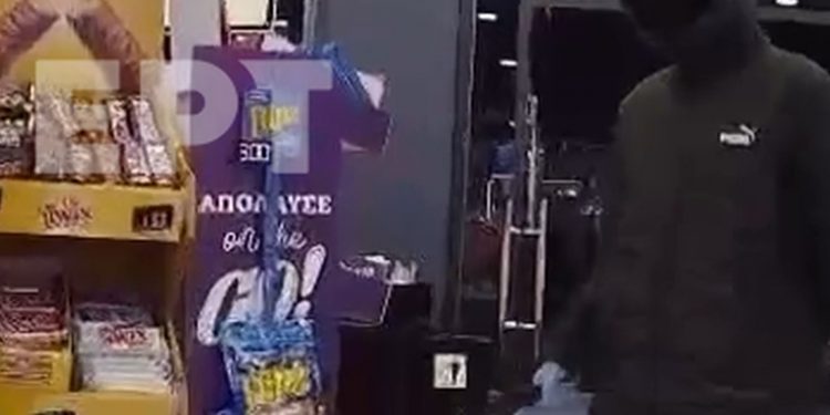 Η στιγμή που ληστής απειλεί με μαχαίρι υπαλλήλους μίνι μάρκετ στη Θεσσαλονίκη – ΒINTEO