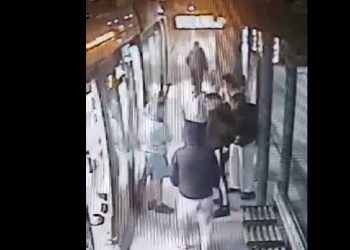 ΒΙΝΤΕΟ ΝΤΟΚΟΥΜΕΝΤΑ: Καρέ καρέ η δράση της συμμορίας που έκλεβε αλυσίδες επιβατών σε τρένο και Τραμ