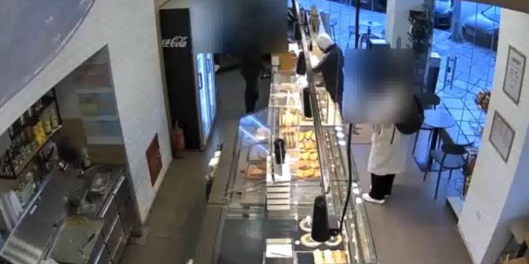 ΒΙΝΤΕΟ ΝΤΟΚΟΥΜΕΝΤΟ – Καρέ καρέ η δράση του οπλισμένου 33χρονου που «ξάφριζε» καταστήματα στη Θεσσαλονίκη