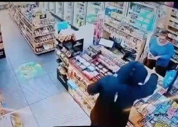 ΒΙΝΤΕΟ ΝΤΟΚΟΥΜΕΝΤΟ: Η στιγμή που ο ληστής με το κατσαβίδι απειλεί μια υπάλληλο μίνι μάρκετ