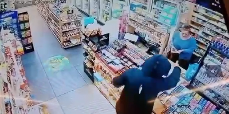 ΒΙΝΤΕΟ ΝΤΟΚΟΥΜΕΝΤΟ: Η στιγμή που ο ληστής με το κατσαβίδι απειλεί μια υπάλληλο μίνι μάρκετ