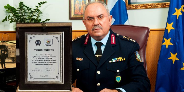 O ε.τ Επιτελάρχης της ΕΛΑΣ, Αντιστράτηγος Αστέριος Μαντζιώκας βραβεύτηκε για το έργο του στη Φθιώτιδα – BINTEO – ΦΩΤΟ