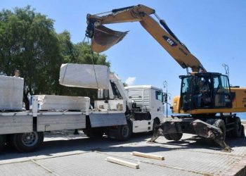 Εργατικό ατύχημα: Έπεσαν μάρμαρα από γερανοφόρο και τραυματίστηκαν 2 άτομα – Συνελήφθη ο χειριστής