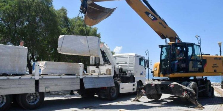 Εργατικό ατύχημα: Έπεσαν μάρμαρα από γερανοφόρο και τραυματίστηκαν 2 άτομα – Συνελήφθη ο χειριστής