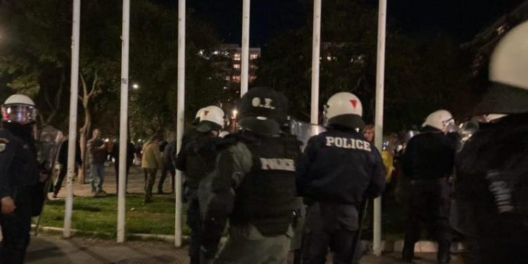 Θεσσαλονίκη: Ένταση και προσαγωγές σε διαμαρτυρία έξω από το θέατρο Αριστοτέλειον – ΒΙΝΤΕΟ