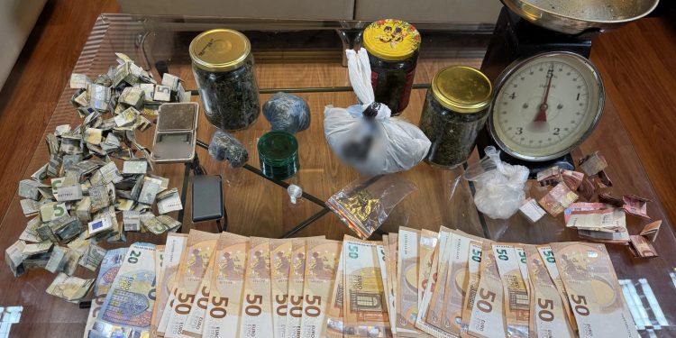 Δάφνη: Στη «φάκα» της ΕΛΑΣ 56χρονος που διακινούσε κοκαΐνη και κάνναβη – ΦΩΤΟ