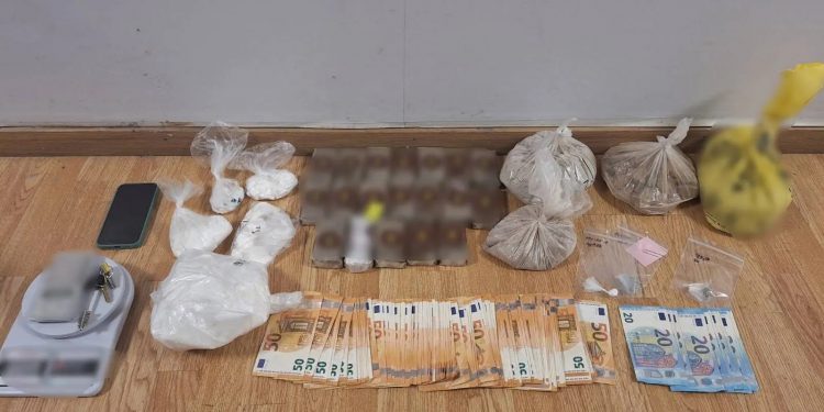 ΒΙΝΤΕΟ από 56χρονο «νοικοκύρη» που διακινούσε ηρωίνη και κοκαΐνη στο κέντρο της Αθήνας – ΦΩΤΟ