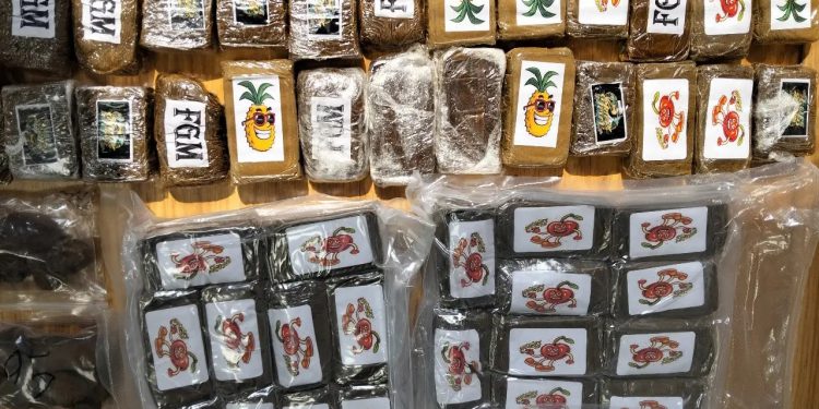Γλυφάδα: Κύκλωμα διακινούσε SKUNK, MDMA, LSD και ροζ κοκαΐνη TUSI σε… συσκευασίες χυμού – 3 συλλήψεις – ΦΩΤΟ