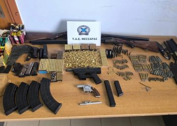 Ηράκλειο: Μίνι οπλοστάσιο με υποπολυβόλο, περίστροφα και μαχαίρια είχε ένας 61χρονος – ΦΩΤΟ