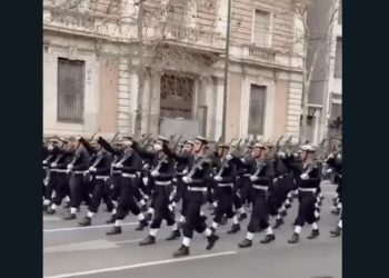 Έρευνα από το ΓΕΝ για το σύνθημα κατά της Τουρκίας στην παρέλαση – Αντιδράσεις από την Άγκυρα – ΒΙΝΤΕΟ