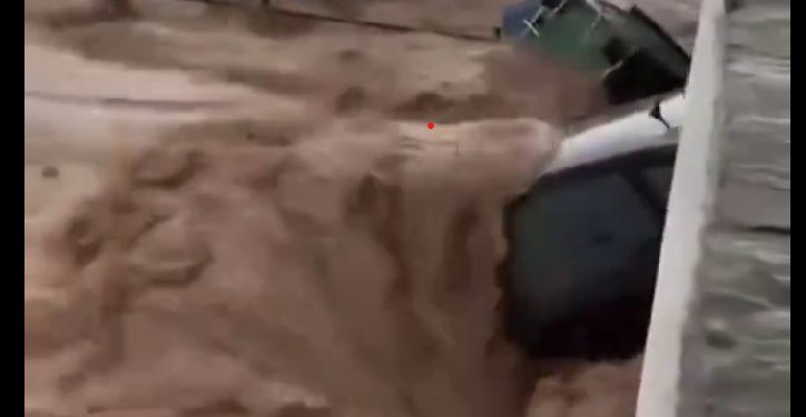 Η κακοκαιρία «έπνιξε» τις Κυκλάδες –  Απαγόρευση οδικών μετακινήσεων στην Πάρο, μήνυμα 112 – ΒΙΝΤΕΟ – ΦΩΤΟ