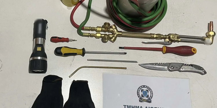 Αιγιαλεία: Στα «πράσα» ο διαρρήκτης που «ξάφριζε» σπίτια – ΦΩΤΟ