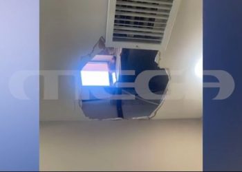 ΒΙΝΤΕΟ ΝΤΟΚΟΥΜΕΝΤΟ από ριφιφί σε κομμωτήριο στο Ίλιον – Άνοιξαν τρύπα στην οροφή