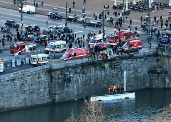 Ιταλία: Έπεσε τουριστικό λεωφορείο στον ποταμό Πάδο του Τορίνο – Πληροφορίες για έναν νεκρό