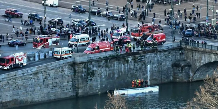 Ιταλία: Έπεσε τουριστικό λεωφορείο στον ποταμό Πάδο του Τορίνο – Πληροφορίες για έναν νεκρό