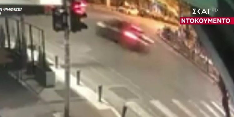 Σύλληψη 38χρονης που πέρασε με κόκκινο και «καρφώθηκε» σε αγροτικό – ΒΙΝΤΕΟ ΝΤΟΚΟΥΜΕΝΤΟ