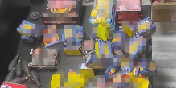 Ιωάννινα: Συνελήφθη ιδιοκτήτρια καταστήματος για βεγγαλικά – Κατασχέθηκαν 7.710 παιδικά αθύρματα – ΦΩΤΟ
