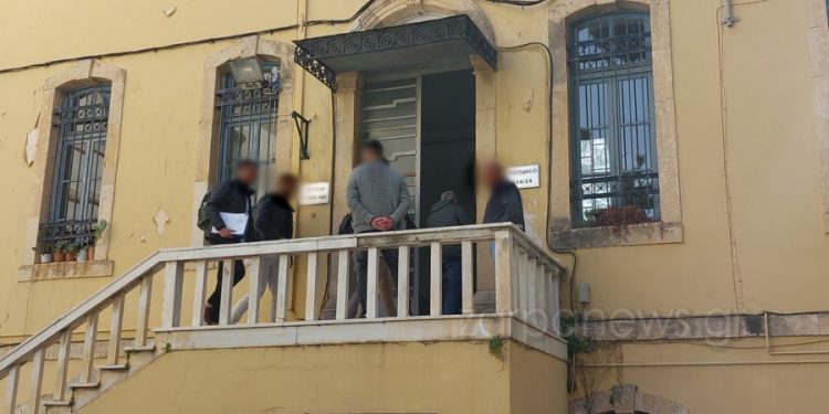 «Έτριβε τα μάτια του» με το «δωράκι» ο επίορκος υπάλληλος των Χανίων – Αποκαλυπτικός διάλογος