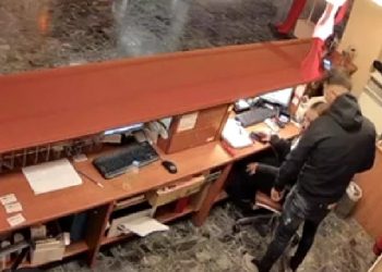 ΒΙΝΤΕΟ ΝΤΟΚΟΥΜΕΝΤΟ: Η στιγμή που ο ληστής των ξενοδοχείων απειλεί μία υπάλληλο και αρπάζει τα λεφτά