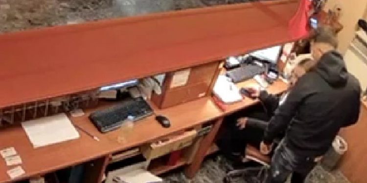ΒΙΝΤΕΟ ΝΤΟΚΟΥΜΕΝΤΟ: Η στιγμή που ο ληστής των ξενοδοχείων απειλεί μία υπάλληλο και αρπάζει τα λεφτά