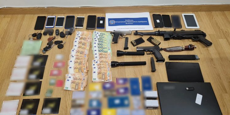 Μπλόκο σε κύκλωμα απατεώνων: Πούλαγαν ανύπαρκτα αυτοκίνητα μέσω ψεύτικων αγγελιών στο διαδίκτυο – ΒΙΝΤΕΟ – ΦΩΤΟ