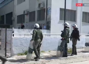 Αστυνομικές δυνάμεις στο ΑΠΘ μετά ανακατάληψη κτιρίου που εκκενώθηκε το πρωί – ΒΙΝΤΕΟ