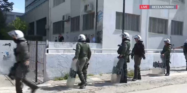 Αστυνομικές δυνάμεις στο ΑΠΘ μετά ανακατάληψη κτιρίου που εκκενώθηκε το πρωί – ΒΙΝΤΕΟ