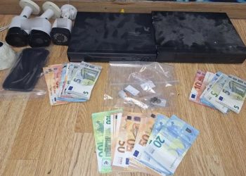 Χειροπέδες σε 3 άτομα που διακινούσαν ηρωίνη και κάνναβη σε «πιάτσες» της Αττικής – ΦΩΤΟ