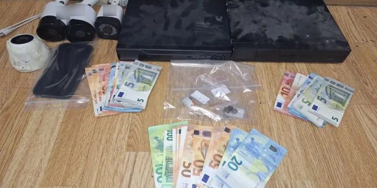 Χειροπέδες σε 3 άτομα που διακινούσαν ηρωίνη και κάνναβη σε «πιάτσες» της Αττικής – ΦΩΤΟ