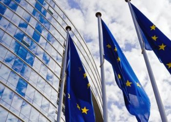 Η απάντηση της Κομισιόν στους δασμούς Τραμπ – 25% στα εμπορεύματα των ΗΠΑ 