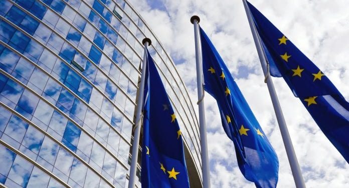Η απάντηση της Κομισιόν στους δασμούς Τραμπ – 25% στα εμπορεύματα των ΗΠΑ